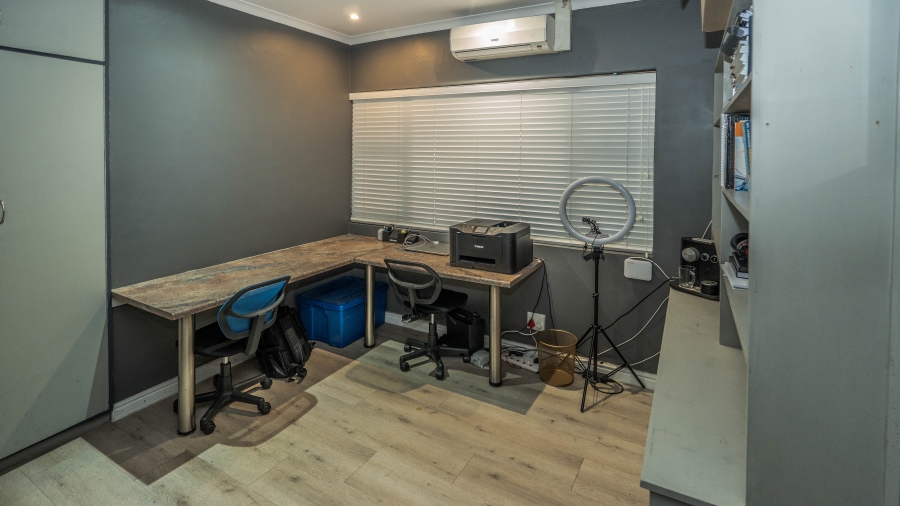 4 Bedroom Property for Sale in De La Haye Western Cape